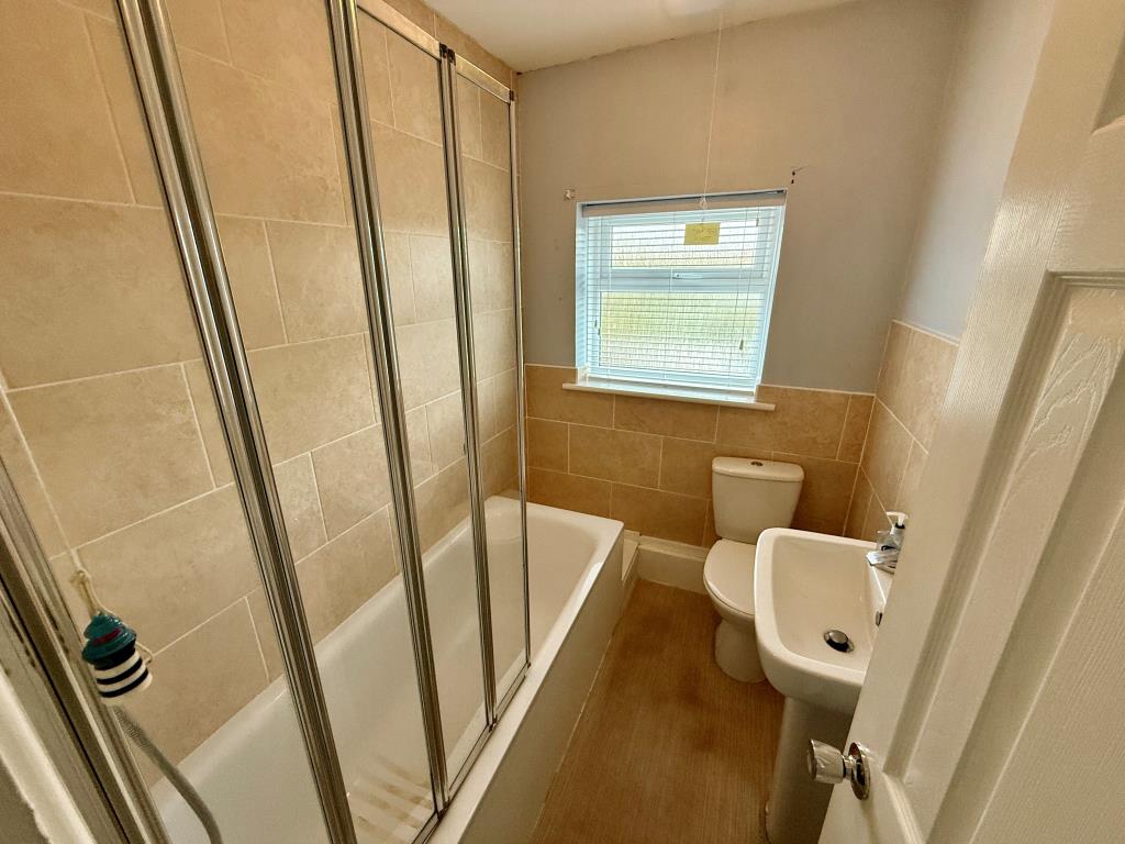 Lot: 135 - THREE-BEDROOM END-TERRACE HOUSE - Bathroom with W.C.